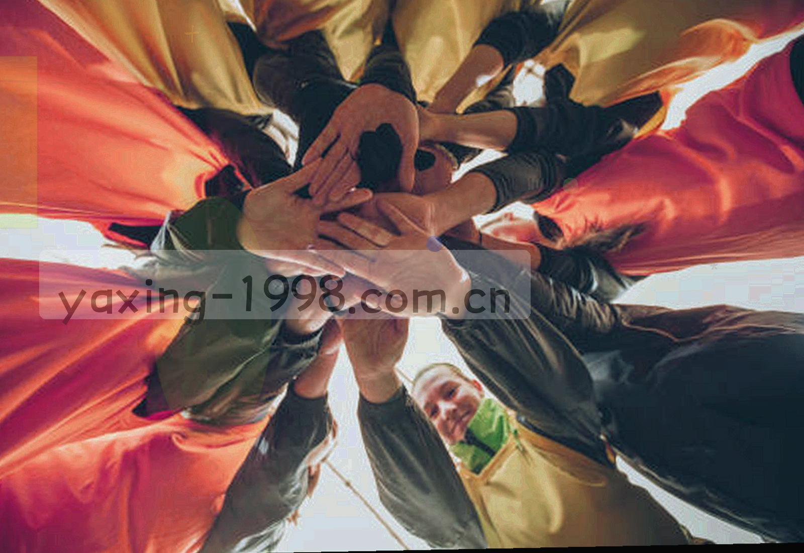 夜间球场看台灯光与草皮局部俯拍，无球队徽记